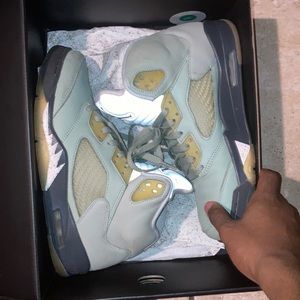 Nothing is missing from the shoe I could record more videos for your interest.